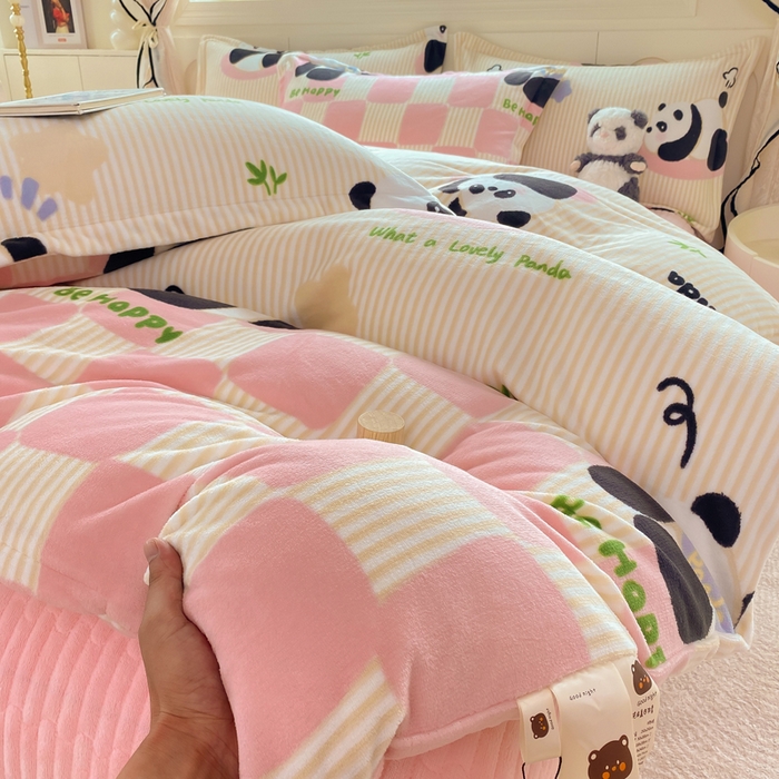 91家纺网 家纺一手货源 找家纺 豫见家纺 2025新款高克重牛奶绒夹棉床盖四件套 熊猫乐园-粉