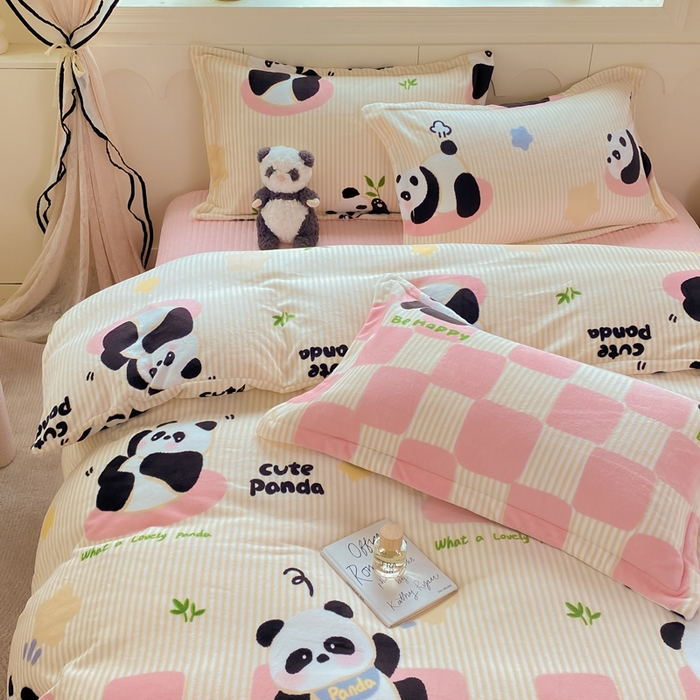 91家纺网 家纺一手货源 找家纺 豫见家纺 2025新款高克重牛奶绒夹棉床盖四件套 熊猫乐园-粉