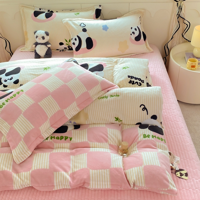 91家纺网 家纺一手货源 找家纺 豫见家纺 2025新款高克重牛奶绒夹棉床盖四件套 熊猫乐园-粉