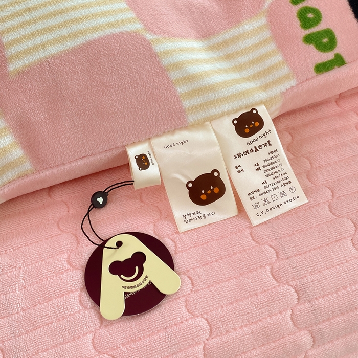 91家纺网 家纺一手货源 找家纺 豫见家纺 2025新款高克重牛奶绒夹棉床盖四件套 熊猫乐园-粉