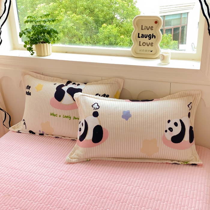 91家纺网 家纺一手货源 找家纺 豫见家纺 2025新款高克重牛奶绒夹棉床盖四件套 熊猫乐园-粉