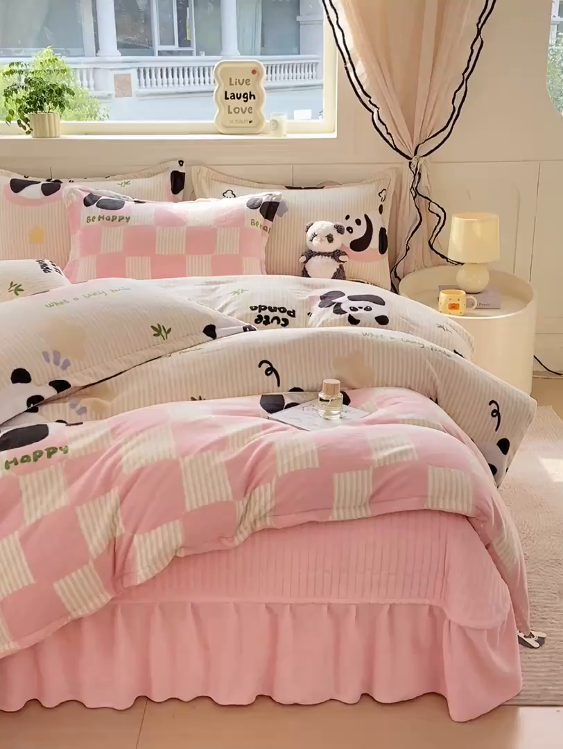 91家纺网 家纺一手货源 找家纺 豫见家纺 2025新款高克重牛奶绒夹棉床盖四件套 熊猫乐园-粉