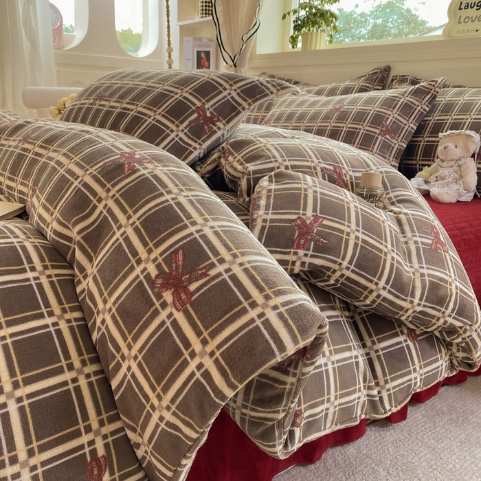 91家纺网 家纺一手货源 找家纺 豫见家纺 2025新款高克重牛奶绒夹棉床盖四件套 英伦格调