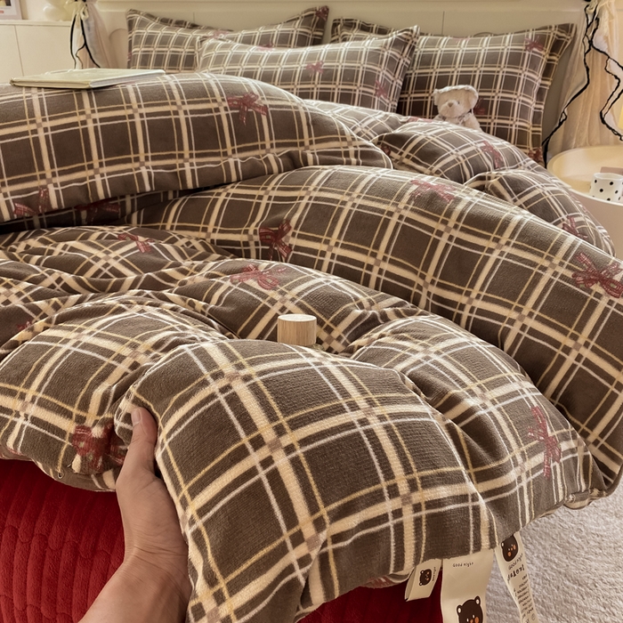 91家纺网 家纺一手货源 找家纺 豫见家纺 2025新款高克重牛奶绒夹棉床盖四件套 英伦格调