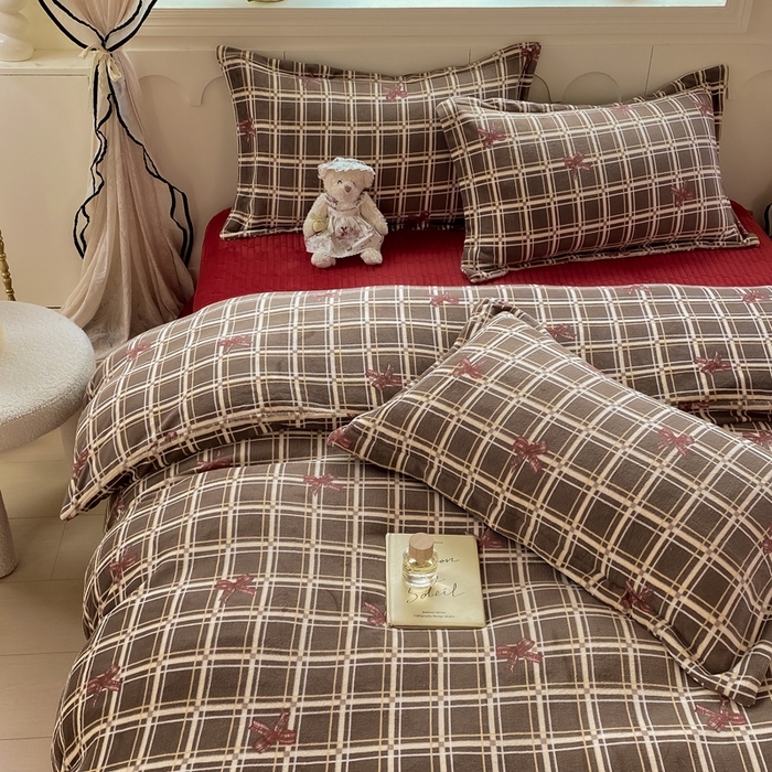 91家纺网 家纺一手货源 找家纺 豫见家纺 2025新款高克重牛奶绒夹棉床盖四件套 英伦格调
