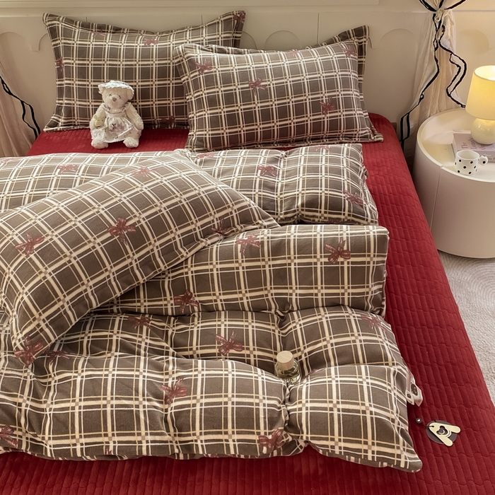 91家纺网 家纺一手货源 找家纺 豫见家纺 2025新款高克重牛奶绒夹棉床盖四件套 英伦格调