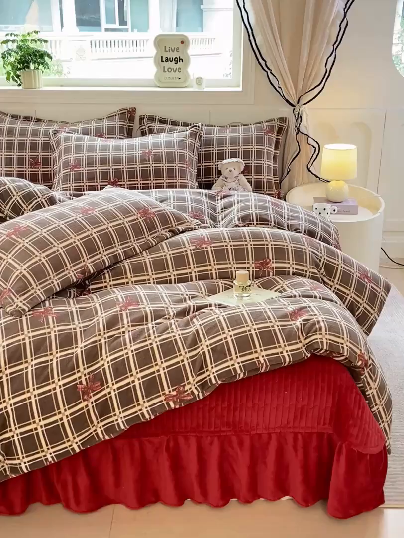 91家纺网 家纺一手货源 找家纺 豫见家纺 2025新款高克重牛奶绒夹棉床盖四件套 英伦格调