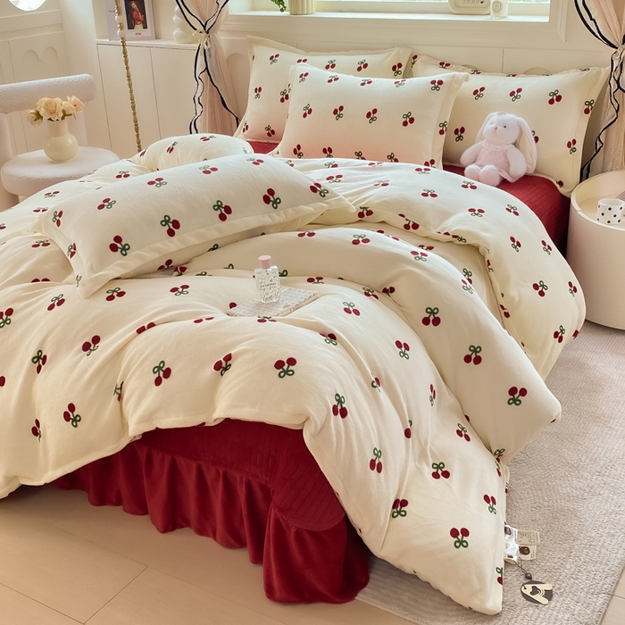91家纺网 家纺一手货源 找家纺 豫见家纺 2025新款高克重牛奶绒夹棉床盖四件套 樱桃心愿
