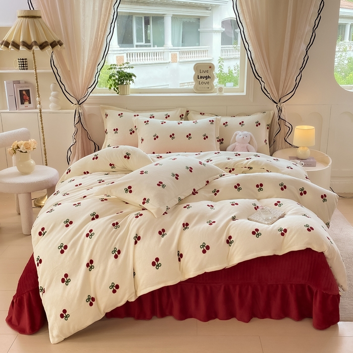 91家纺网 家纺一手货源 找家纺 豫见家纺 2025新款高克重牛奶绒夹棉床盖四件套 樱桃心愿