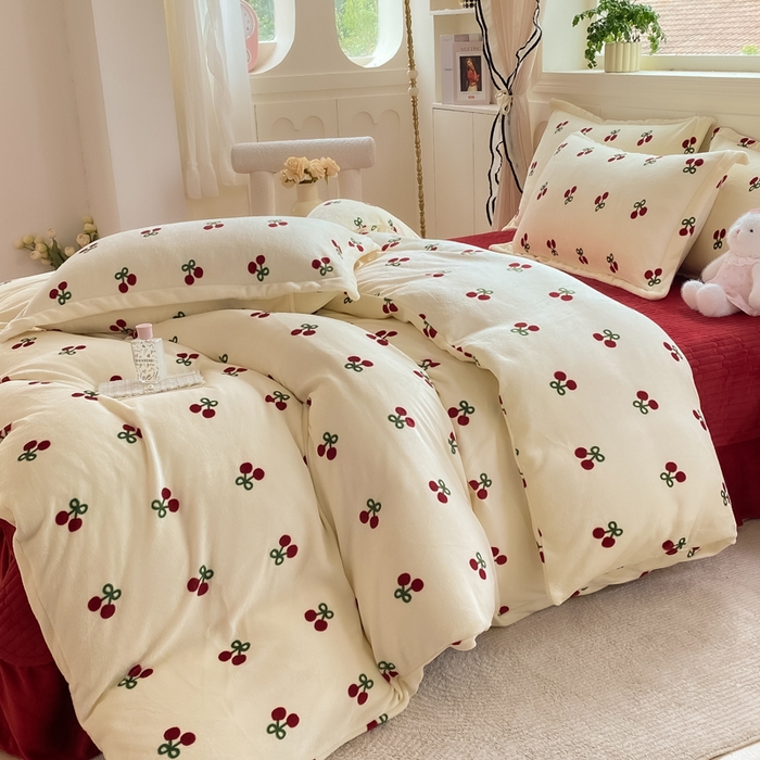 91家纺网 家纺一手货源 找家纺 豫见家纺 2025新款高克重牛奶绒夹棉床盖四件套 樱桃心愿