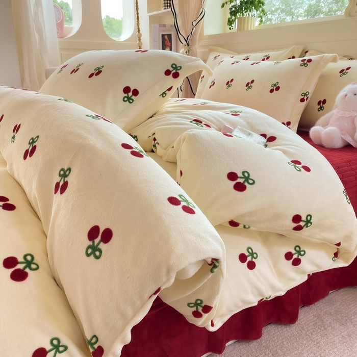 91家纺网 家纺一手货源 找家纺 豫见家纺 2025新款高克重牛奶绒夹棉床盖四件套 樱桃心愿