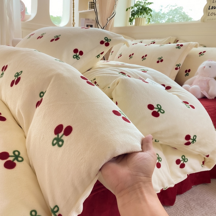 91家纺网 家纺一手货源 找家纺 豫见家纺 2025新款高克重牛奶绒夹棉床盖四件套 樱桃心愿