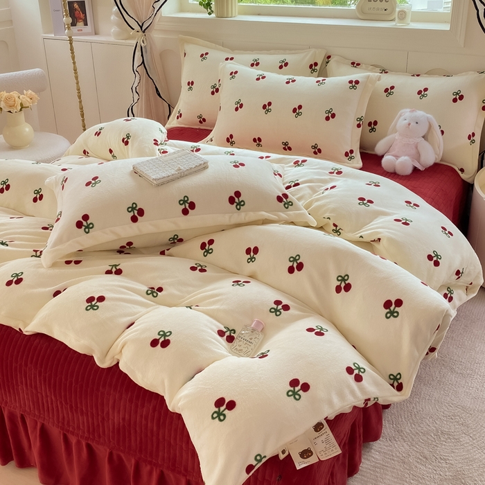 91家纺网 家纺一手货源 找家纺 豫见家纺 2025新款高克重牛奶绒夹棉床盖四件套 樱桃心愿