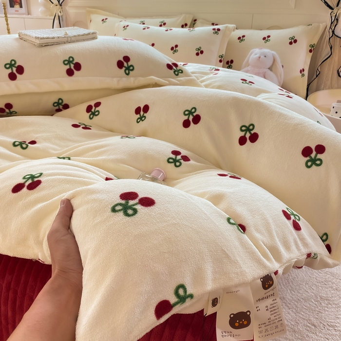 91家纺网 家纺一手货源 找家纺 豫见家纺 2025新款高克重牛奶绒夹棉床盖四件套 樱桃心愿