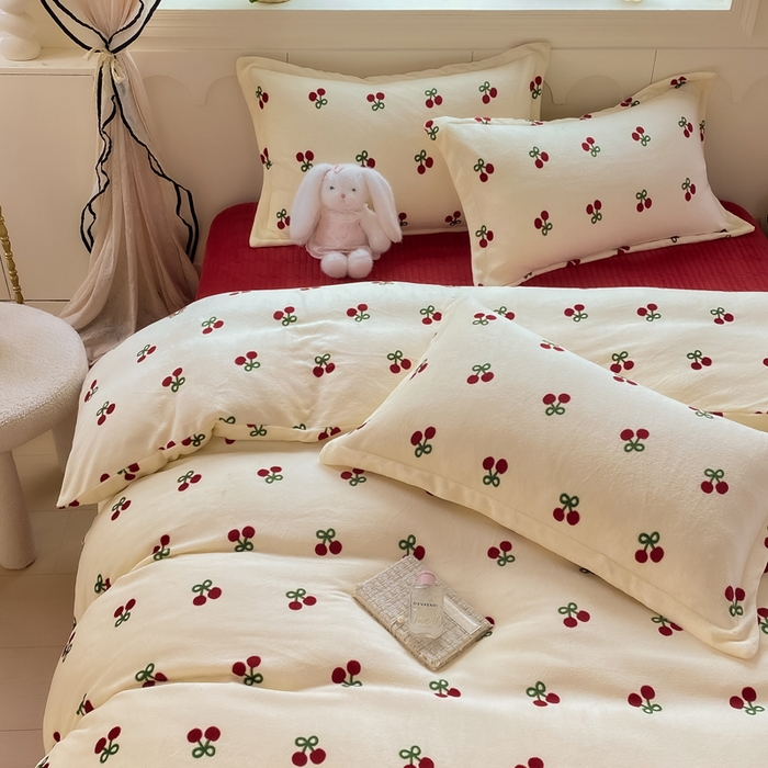91家纺网 家纺一手货源 找家纺 豫见家纺 2025新款高克重牛奶绒夹棉床盖四件套 樱桃心愿