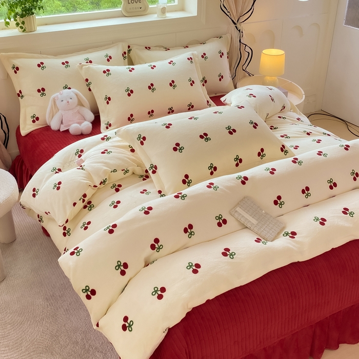 91家纺网 家纺一手货源 找家纺 豫见家纺 2025新款高克重牛奶绒夹棉床盖四件套 樱桃心愿