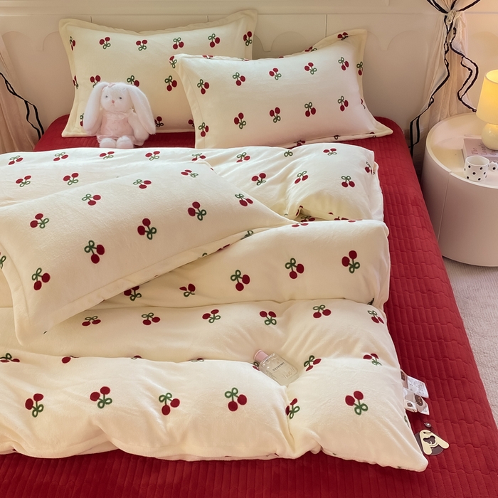 91家纺网 家纺一手货源 找家纺 豫见家纺 2025新款高克重牛奶绒夹棉床盖四件套 樱桃心愿