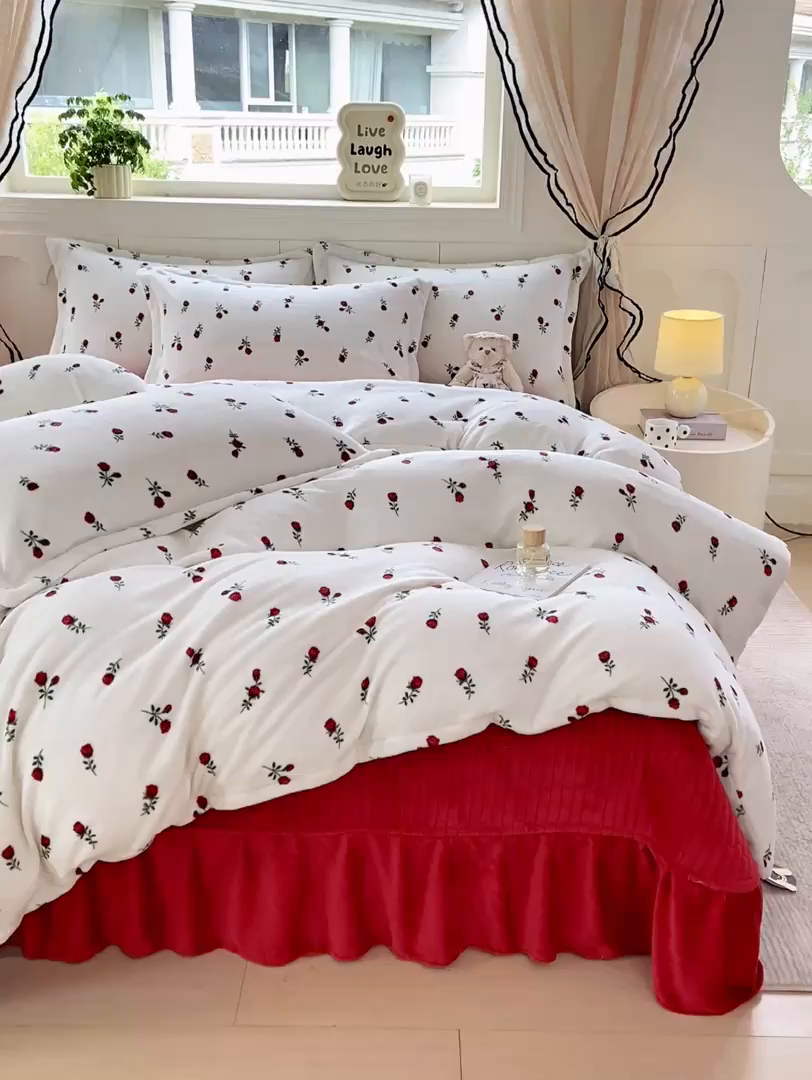 91家纺网 家纺一手货源 找家纺 豫见家纺 2025新款高克重牛奶绒夹棉床盖四件套 樱桃心愿