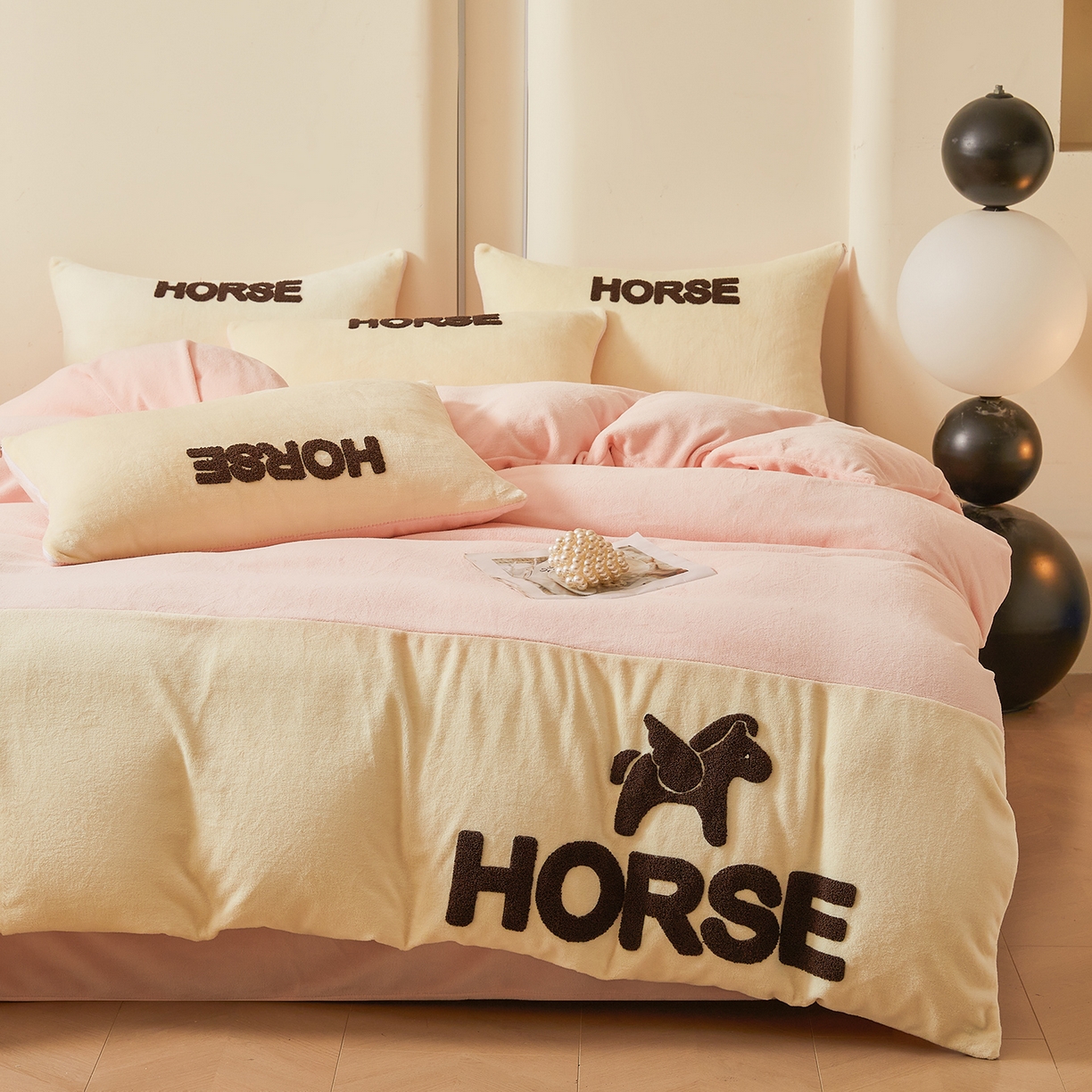 91家纺网 家纺一手货源 找家纺 （总）义博家纺 2025新款高克重牛奶绒双拼毛巾绣爱马系列四件套