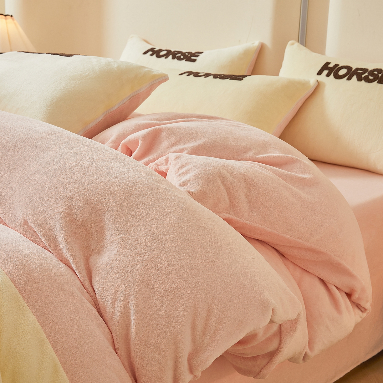 91家纺网 家纺一手货源 找家纺 （总）义博家纺 2025新款高克重牛奶绒双拼毛巾绣爱马系列四件套