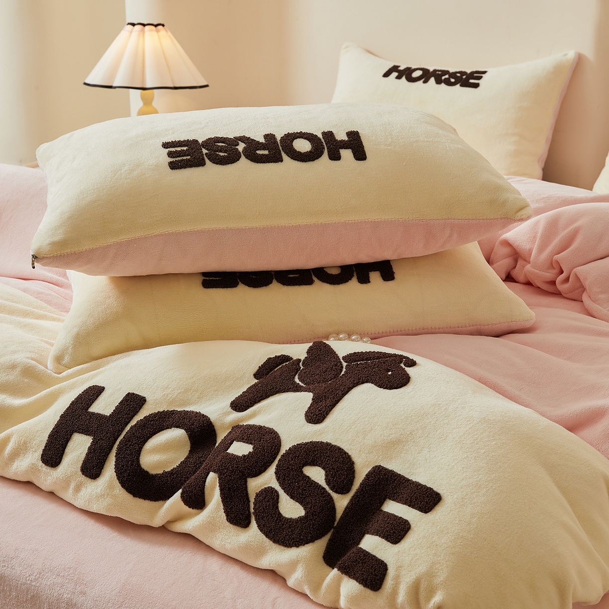 91家纺网 家纺一手货源 找家纺 （总）义博家纺 2025新款高克重牛奶绒双拼毛巾绣爱马系列四件套