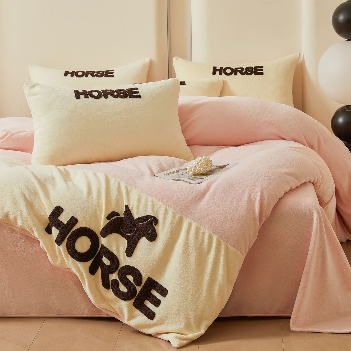 91家纺网 家纺一手货源 找家纺 （总）义博家纺 2025新款高克重牛奶绒双拼毛巾绣爱马系列四件套