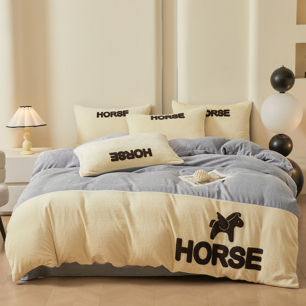 91家纺网 家纺一手货源 找家纺 （总）义博家纺 2025新款高克重牛奶绒双拼毛巾绣爱马系列四件套