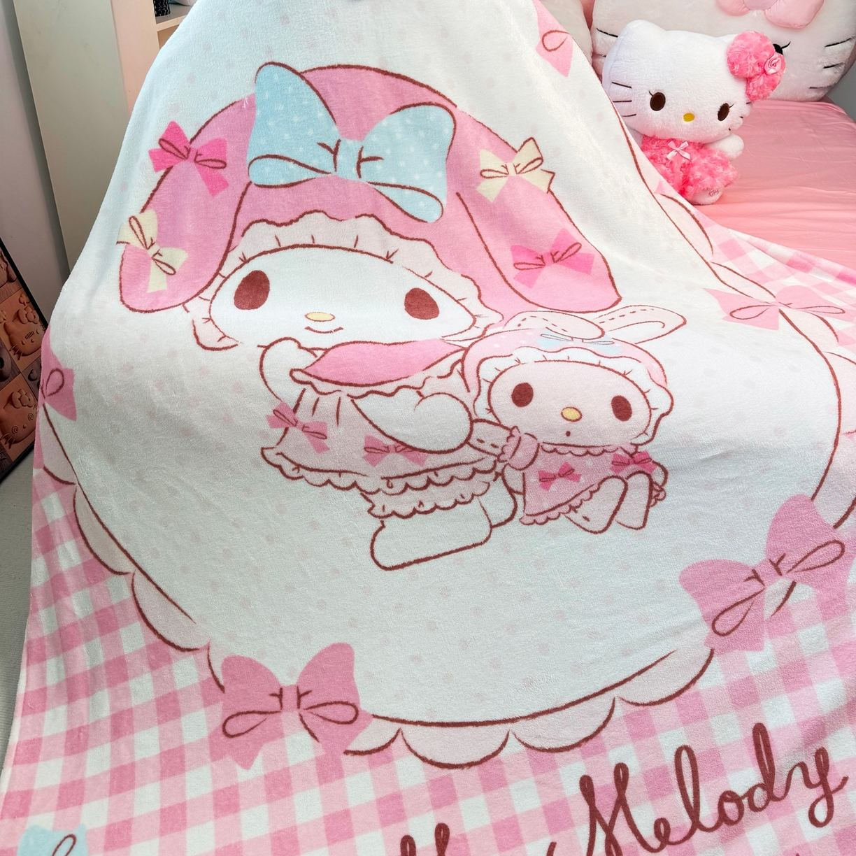 91家纺网 家纺一手货源 找家纺 博雅 2025新款三丽鸥牛奶绒盖毯毯子 玩偶美乐蒂