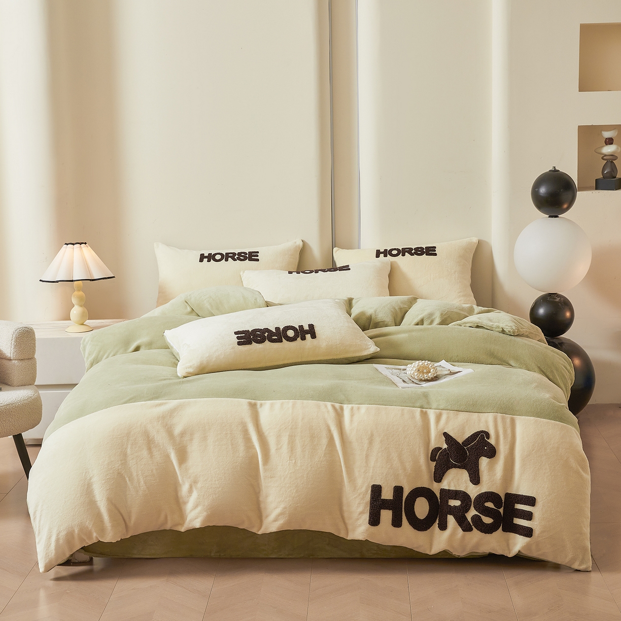 91家纺网 家纺一手货源 找家纺 （总）义博家纺 2025新款高克重牛奶绒双拼毛巾绣爱马系列四件套