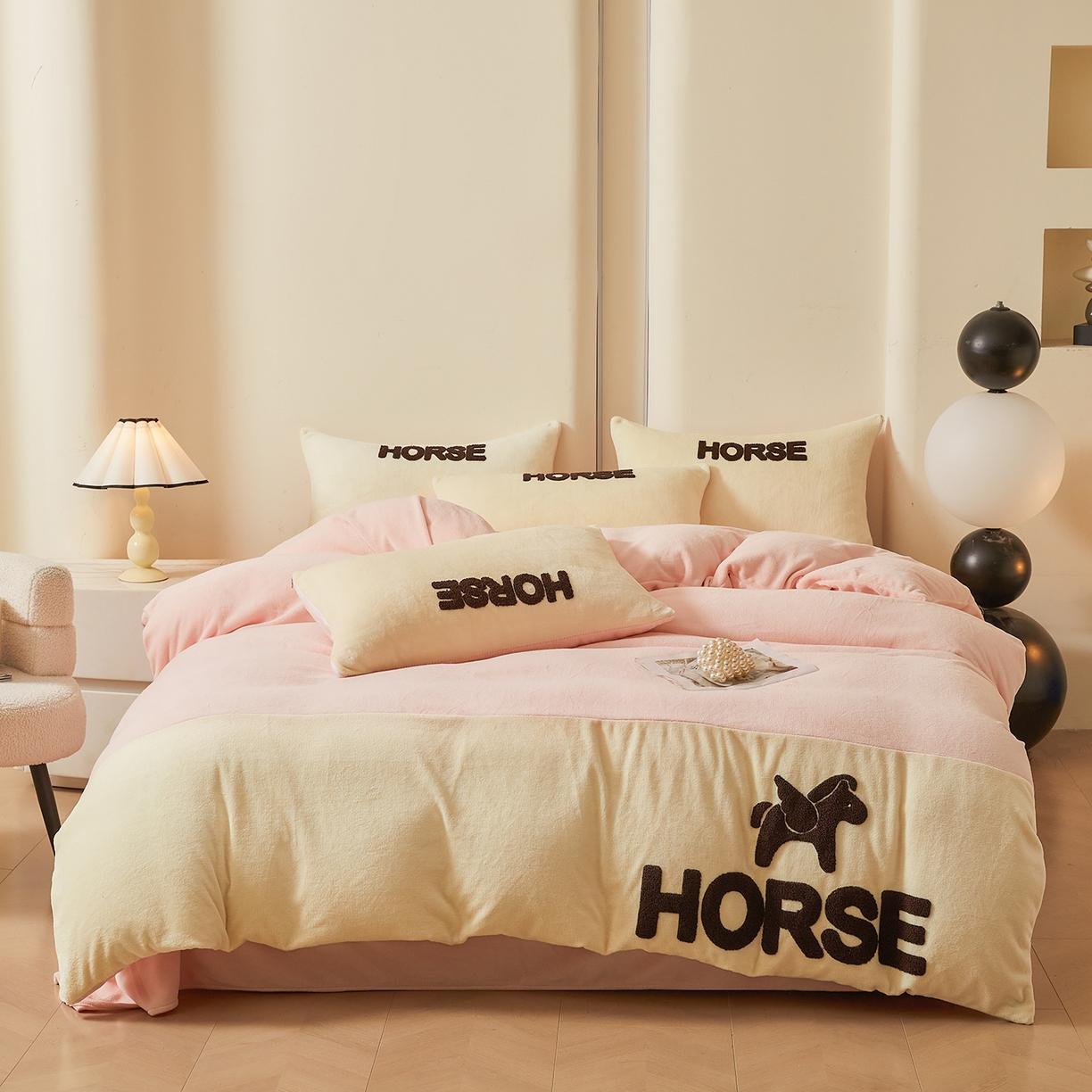 义博家纺 2025新款高克重牛奶绒双拼毛巾绣爱马系列四件套 爱马 粉