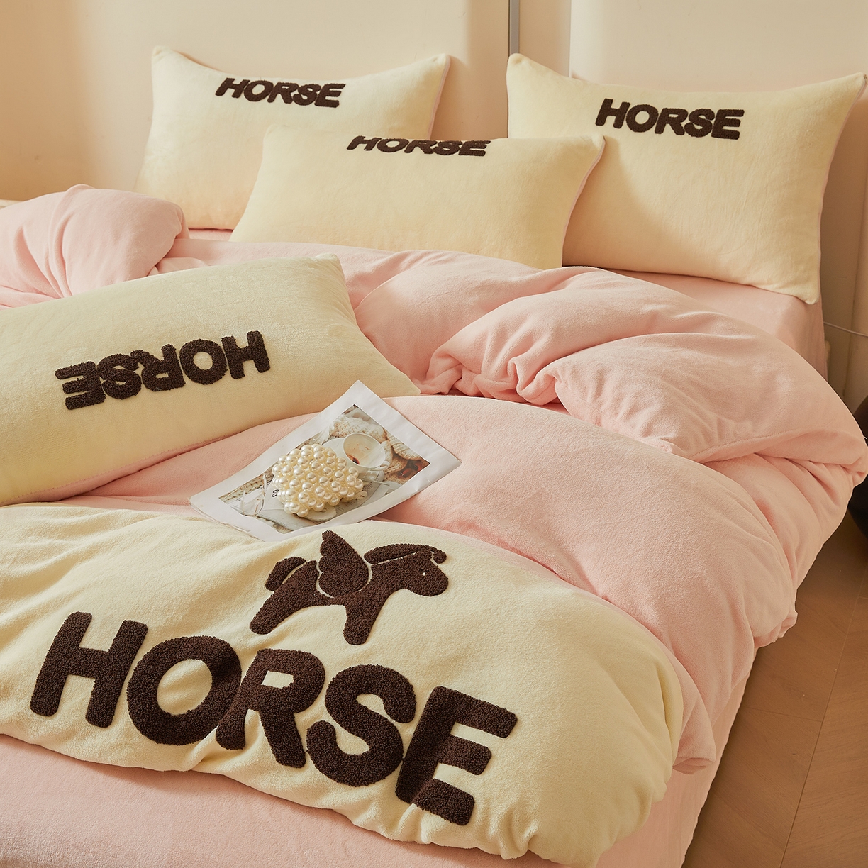 91家纺网 家纺一手货源 找家纺 义博家纺 2025新款高克重牛奶绒双拼毛巾绣爱马系列四件套 爱马 粉