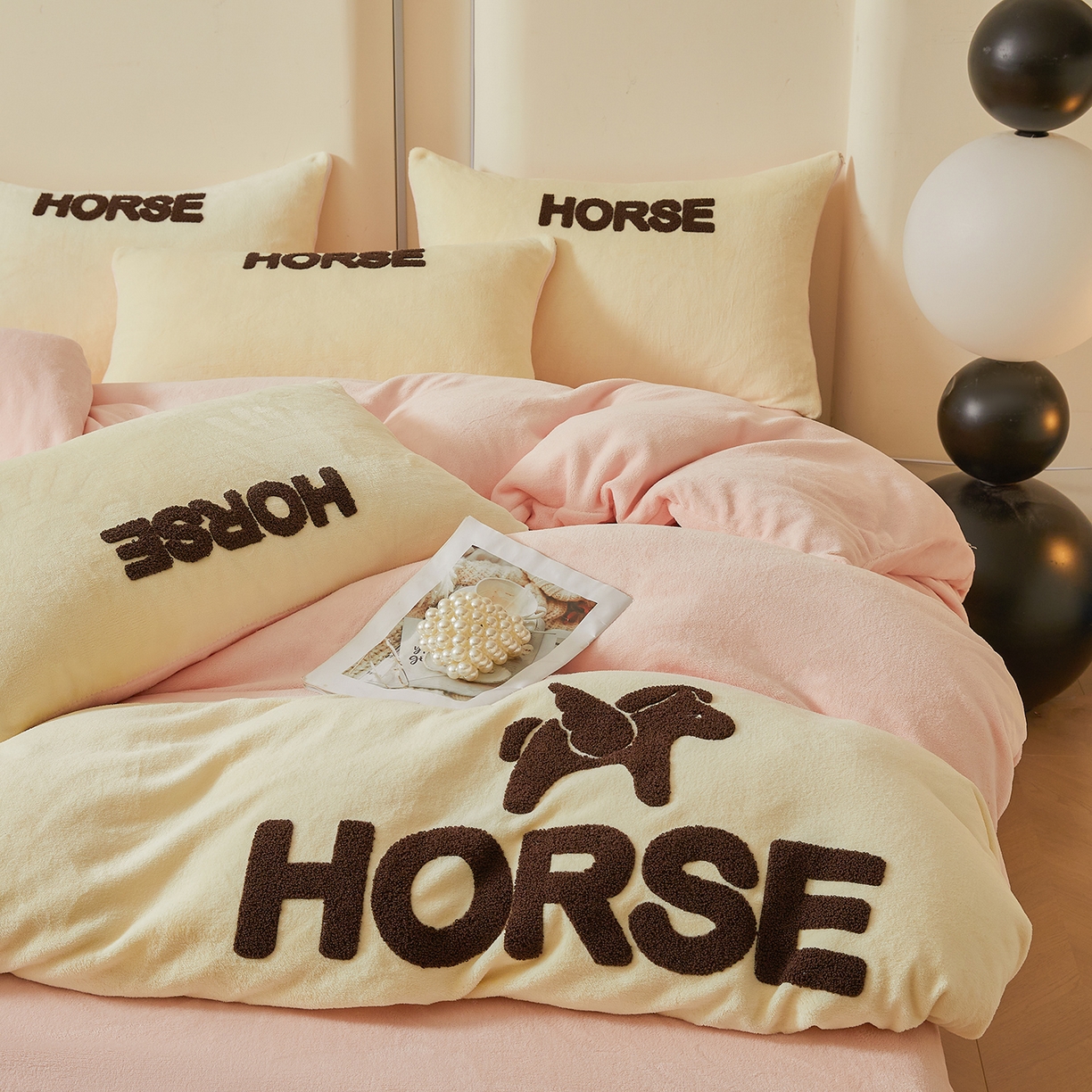 91家纺网 家纺一手货源 找家纺 义博家纺 2025新款高克重牛奶绒双拼毛巾绣爱马系列四件套 爱马 粉