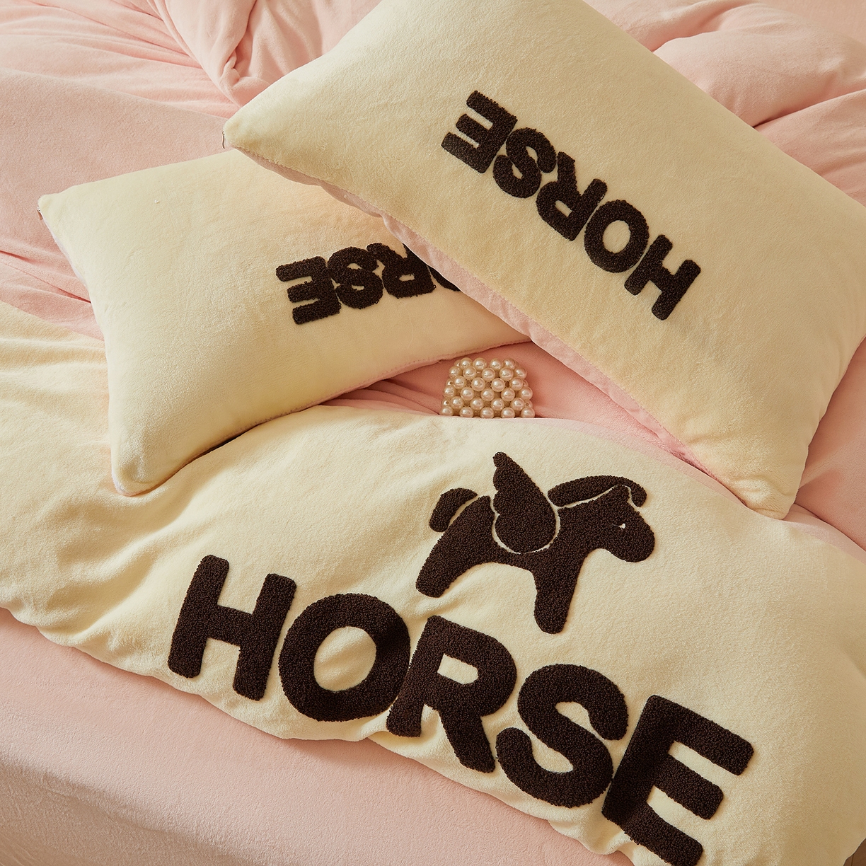 91家纺网 家纺一手货源 找家纺 义博家纺 2025新款高克重牛奶绒双拼毛巾绣爱马系列四件套 爱马 粉