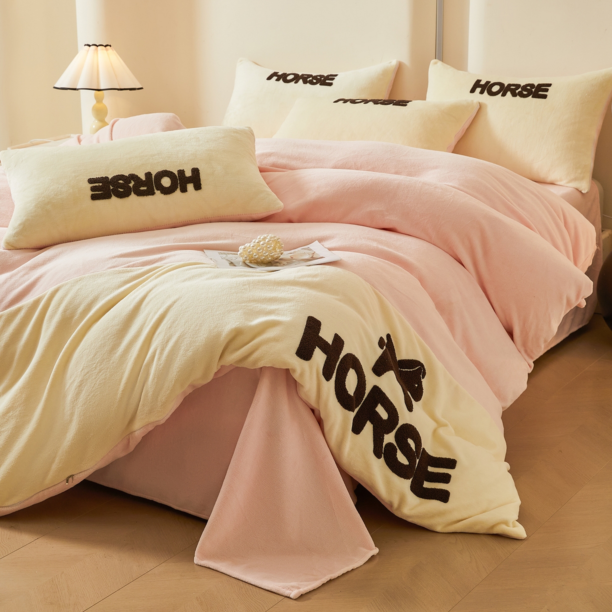 91家纺网 家纺一手货源 找家纺 义博家纺 2025新款高克重牛奶绒双拼毛巾绣爱马系列四件套 爱马 粉