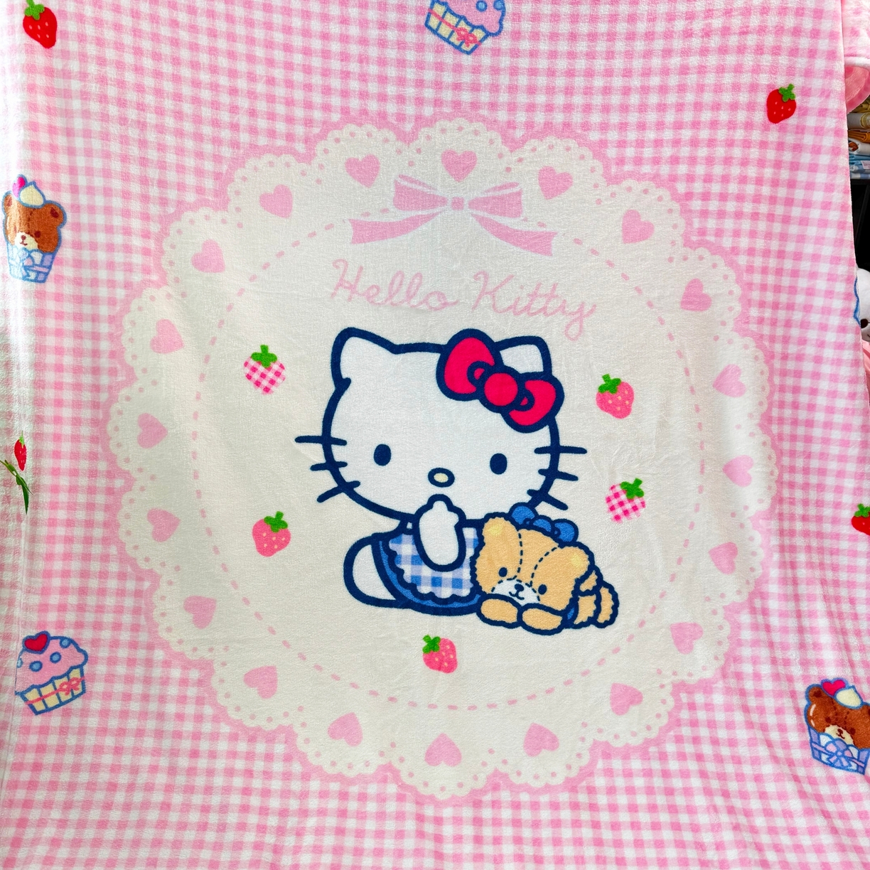 91家纺网 家纺一手货源 找家纺 博雅 2025新款三丽鸥牛奶绒盖毯毯子 小熊饼干KT