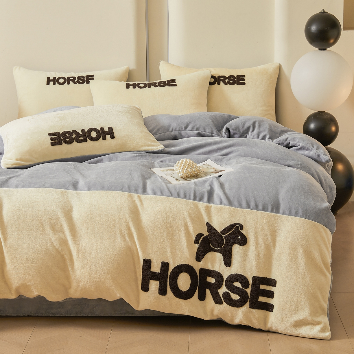 91家纺网 家纺一手货源 找家纺 义博家纺 2025新款高克重牛奶绒双拼毛巾绣爱马系列四件套 爱马 灰