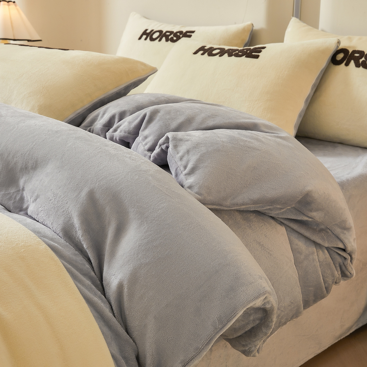 91家纺网 家纺一手货源 找家纺 义博家纺 2025新款高克重牛奶绒双拼毛巾绣爱马系列四件套 爱马 灰