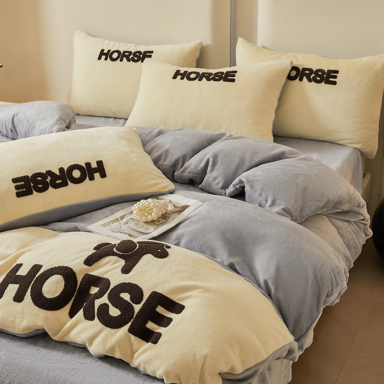 91家纺网 家纺一手货源 找家纺 义博家纺 2025新款高克重牛奶绒双拼毛巾绣爱马系列四件套 爱马 灰