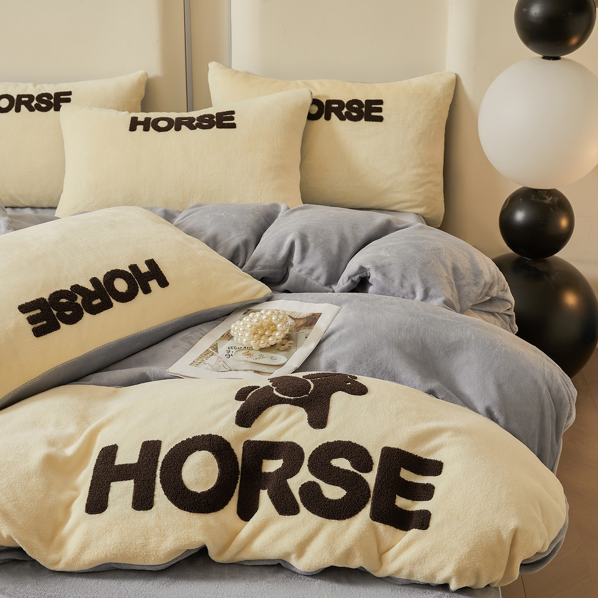 91家纺网 家纺一手货源 找家纺 义博家纺 2025新款高克重牛奶绒双拼毛巾绣爱马系列四件套 爱马 灰