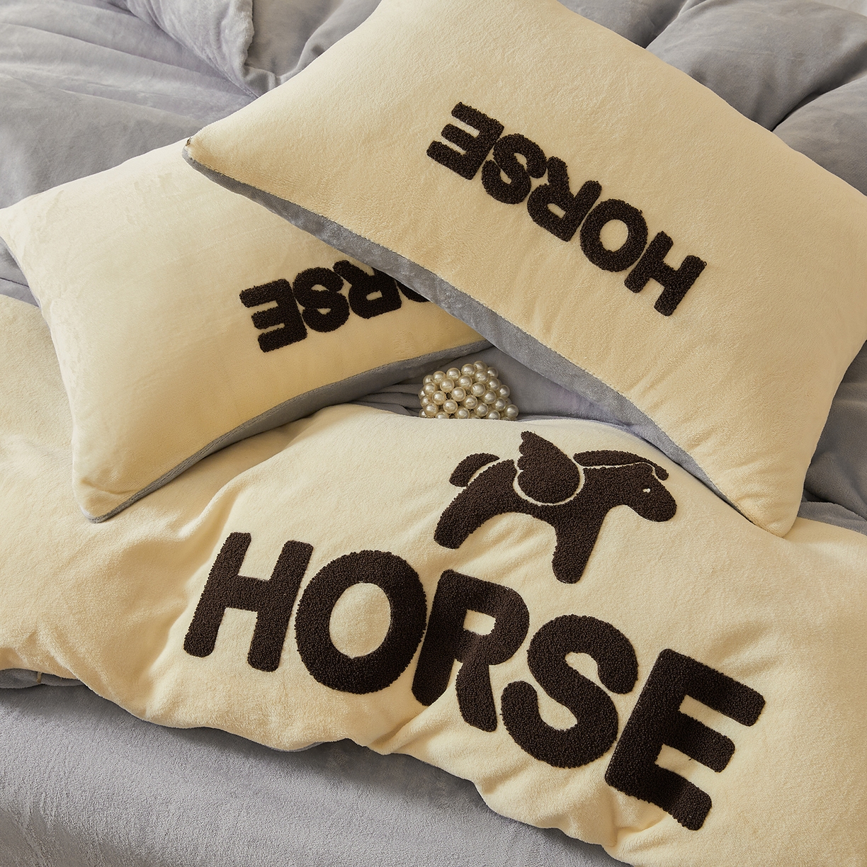 91家纺网 家纺一手货源 找家纺 义博家纺 2025新款高克重牛奶绒双拼毛巾绣爱马系列四件套 爱马 灰