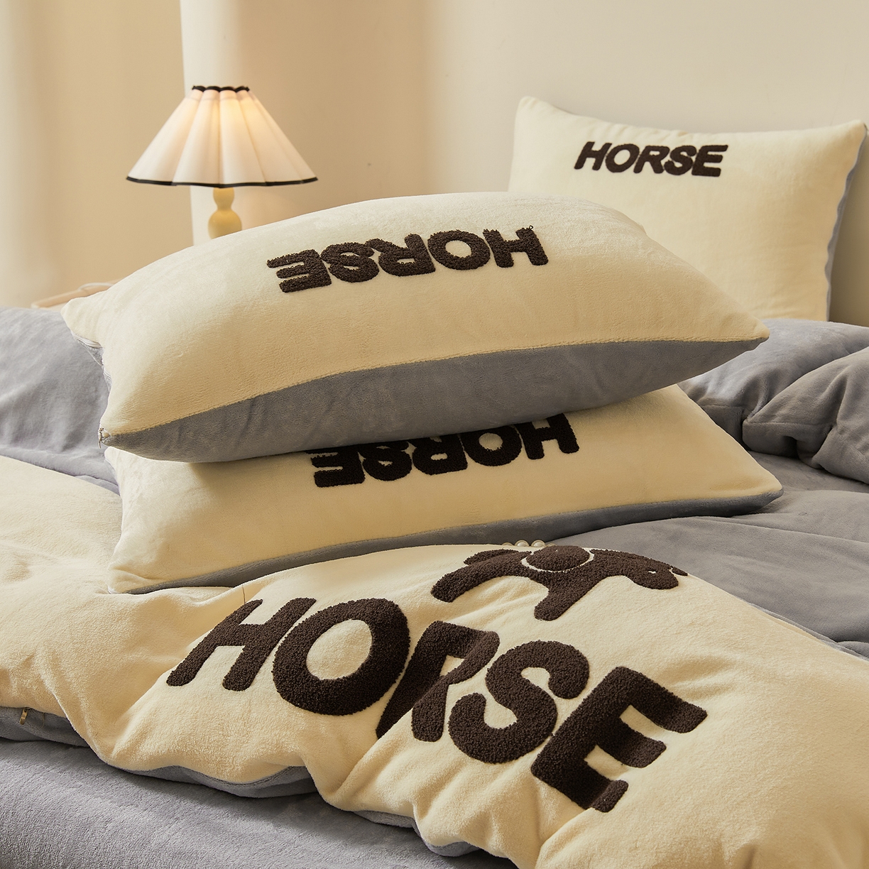 91家纺网 家纺一手货源 找家纺 义博家纺 2025新款高克重牛奶绒双拼毛巾绣爱马系列四件套 爱马 灰