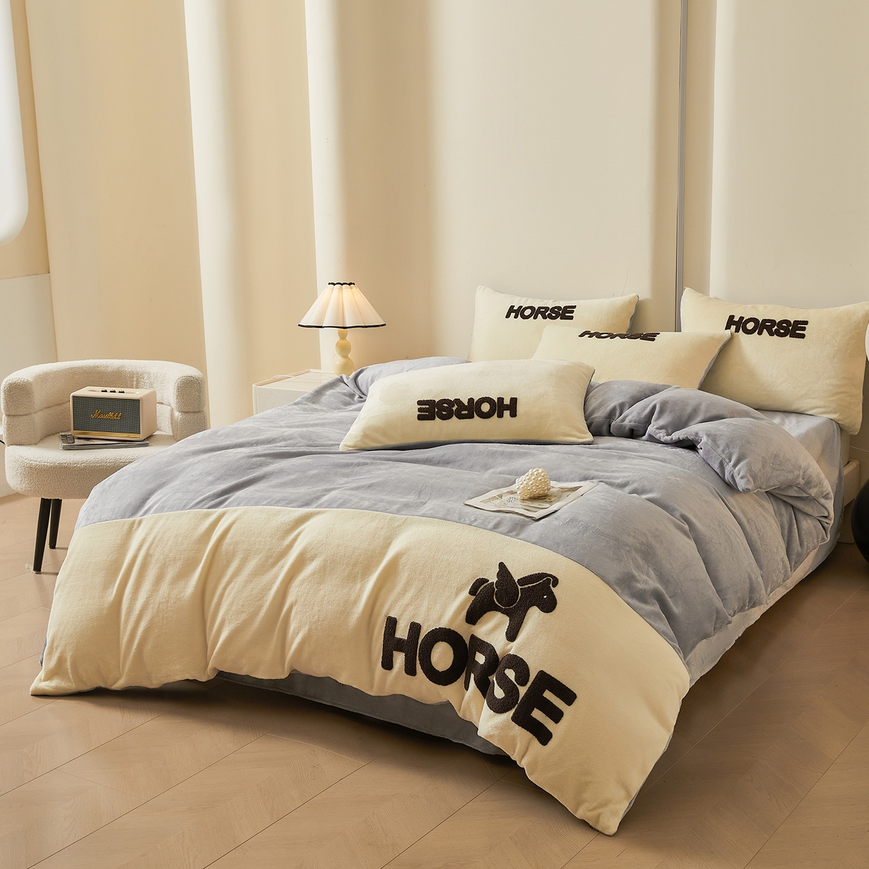 91家纺网 家纺一手货源 找家纺 义博家纺 2025新款高克重牛奶绒双拼毛巾绣爱马系列四件套 爱马 灰