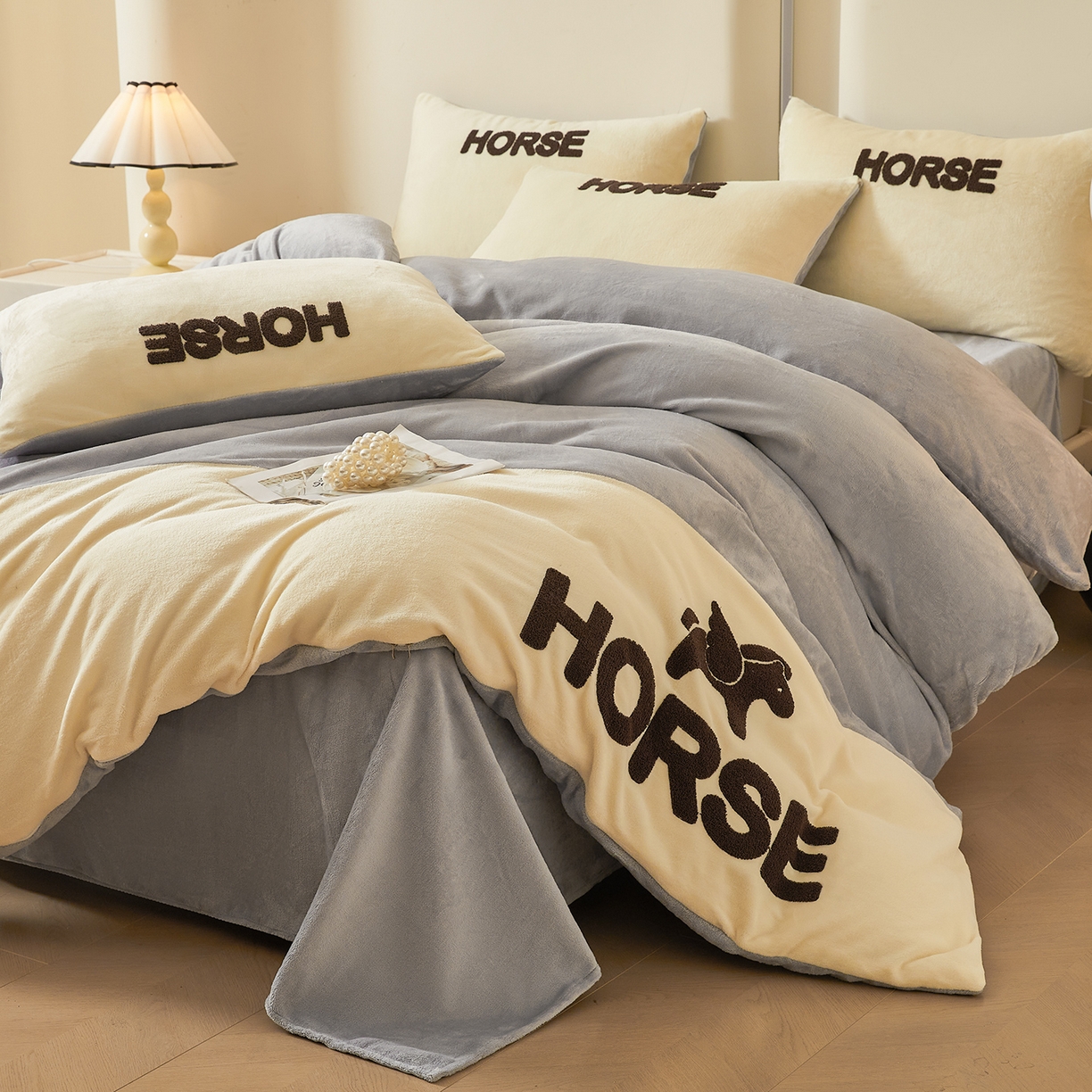 91家纺网 家纺一手货源 找家纺 义博家纺 2025新款高克重牛奶绒双拼毛巾绣爱马系列四件套 爱马 灰