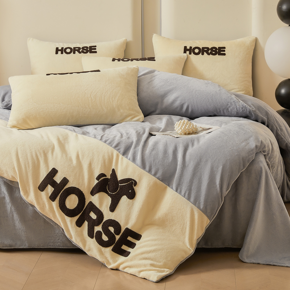 91家纺网 家纺一手货源 找家纺 义博家纺 2025新款高克重牛奶绒双拼毛巾绣爱马系列四件套 爱马 灰