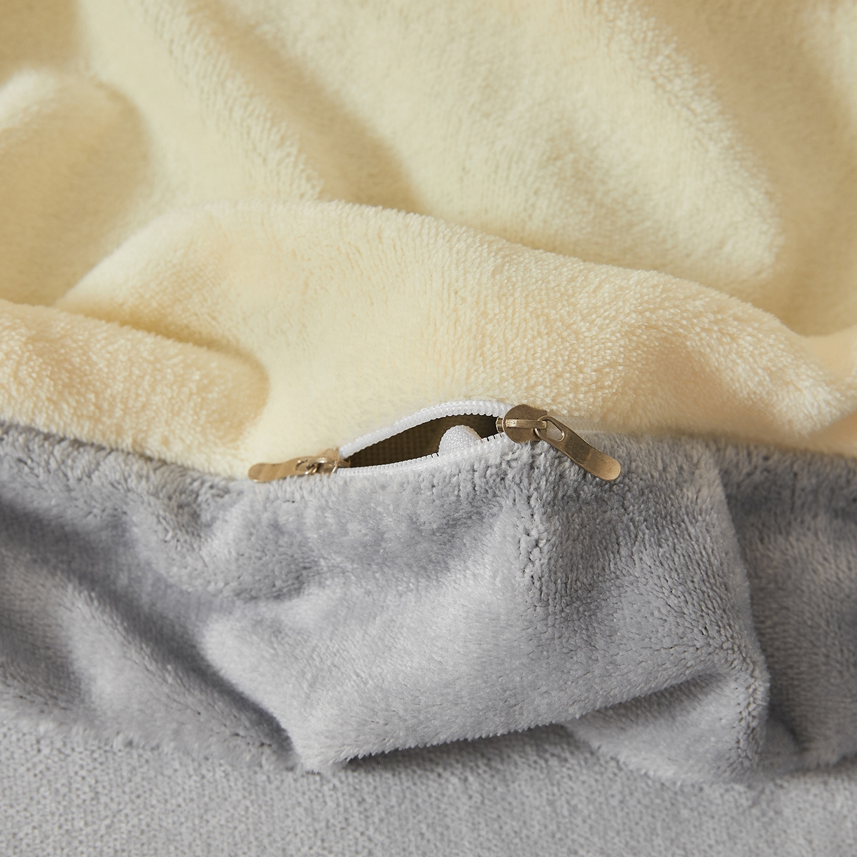 91家纺网 家纺一手货源 找家纺 义博家纺 2025新款高克重牛奶绒双拼毛巾绣爱马系列四件套 爱马 灰