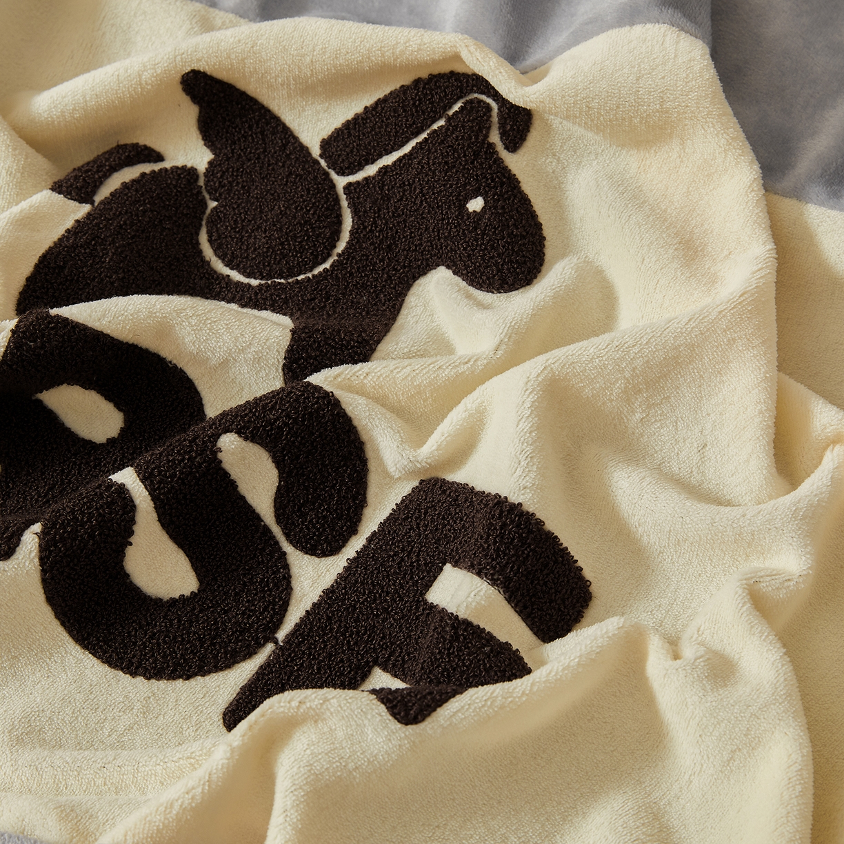 91家纺网 家纺一手货源 找家纺 义博家纺 2025新款高克重牛奶绒双拼毛巾绣爱马系列四件套 爱马 灰