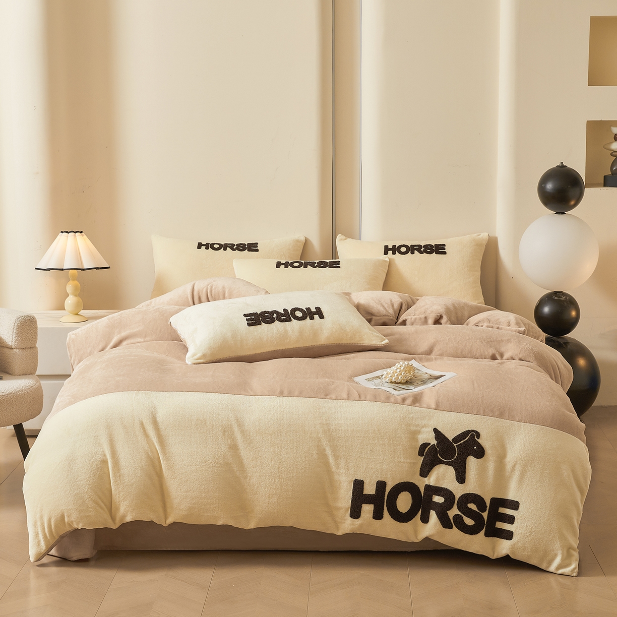 义博家纺 2025新款高克重牛奶绒双拼毛巾绣爱马系列四件套 爱马 咖