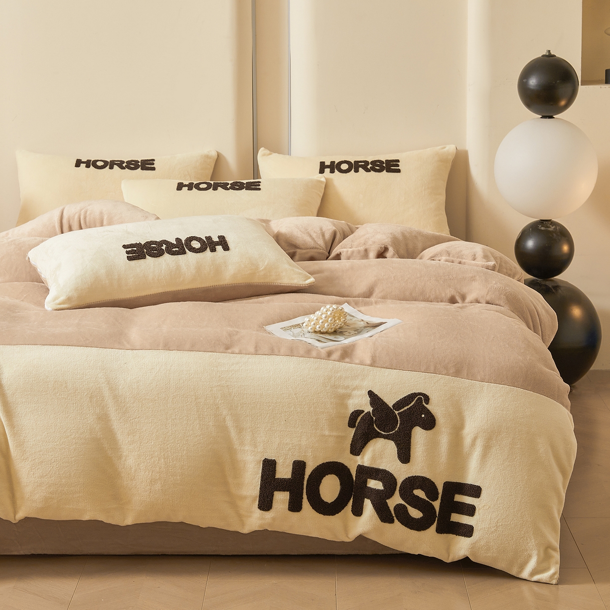 91家纺网 家纺一手货源 找家纺 义博家纺 2025新款高克重牛奶绒双拼毛巾绣爱马系列四件套 爱马 咖