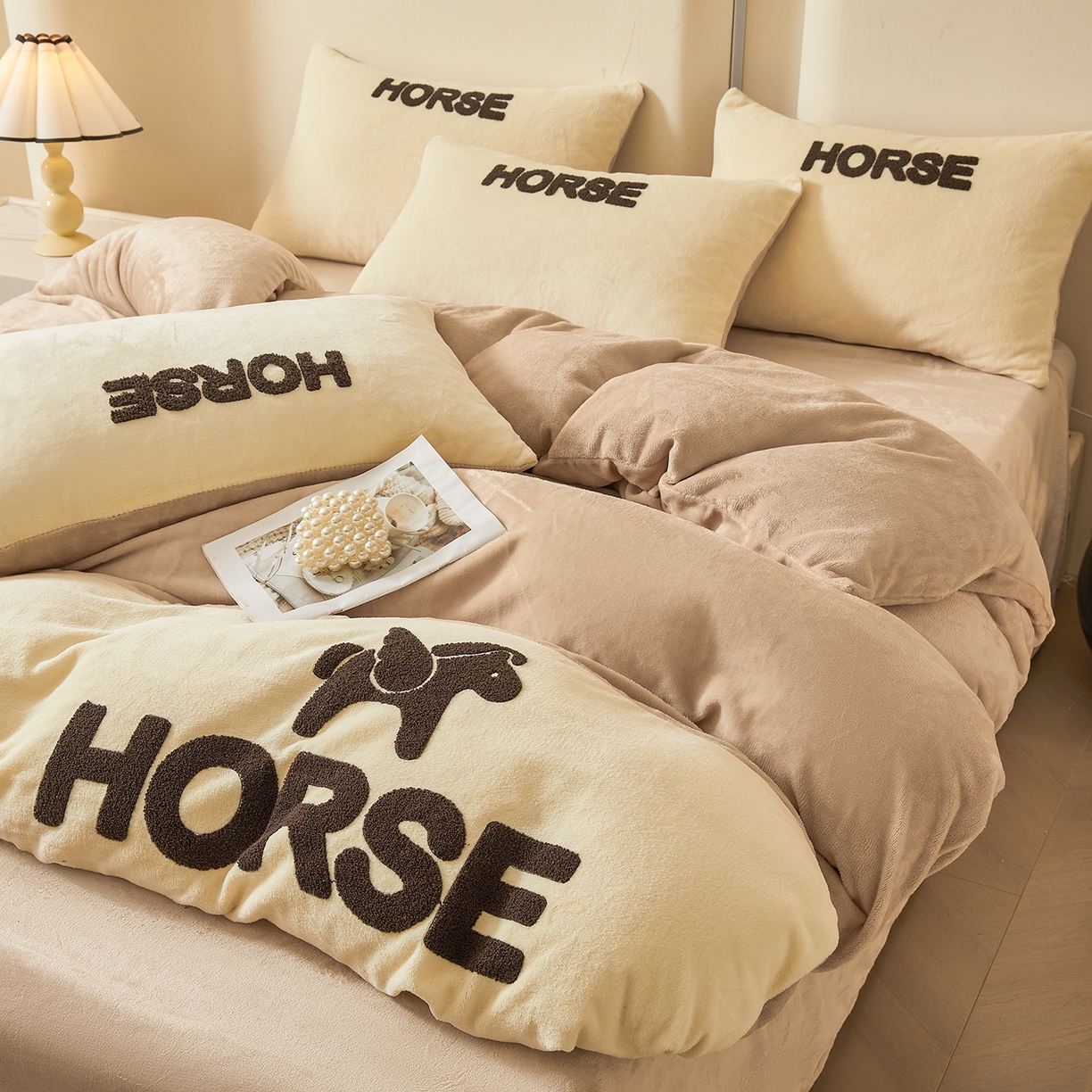 91家纺网 家纺一手货源 找家纺 义博家纺 2025新款高克重牛奶绒双拼毛巾绣爱马系列四件套 爱马 咖