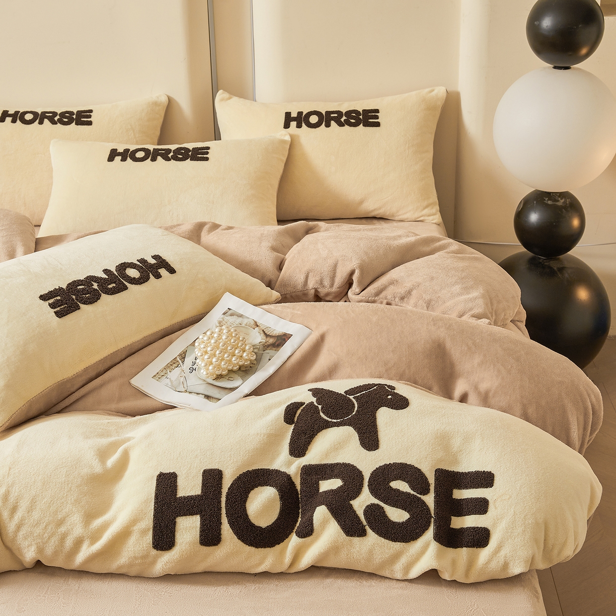 91家纺网 家纺一手货源 找家纺 义博家纺 2025新款高克重牛奶绒双拼毛巾绣爱马系列四件套 爱马 咖